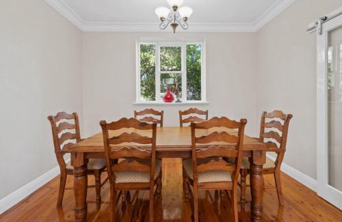 Turvey Park House | The Richardson - Spacious Entertaining, Sleeps 8