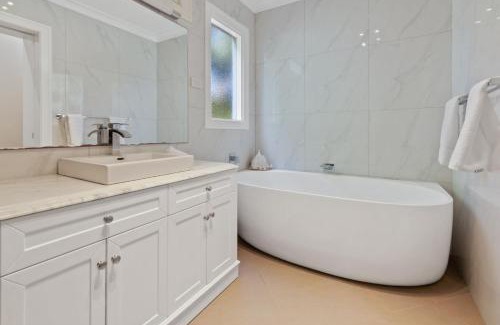 Turvey Park House | The Richardson - Spacious Entertaining, Sleeps 8