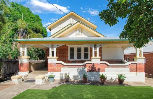 Turvey Park House | The Richardson - Spacious Entertaining, Sleeps 8