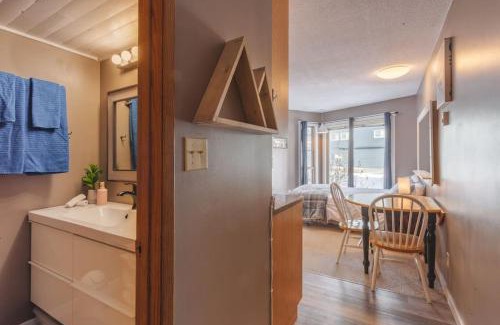 Big White Ski Resort Apartment | The Ridge Ski-In Ski-Out Condo with Free Parking