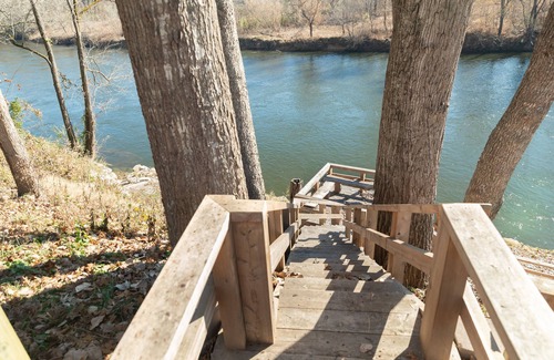 Buffalo City Cabin | The River Villa - Rileys Outfitter