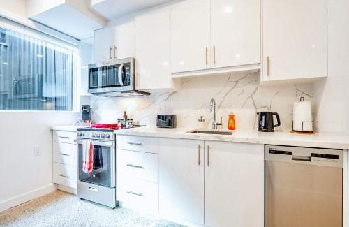 Downtown Toronto Hotel | The Roland Chic 2BR Basement Suite 2BR Toronto Getaway near Downtown