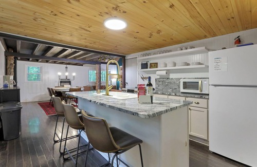 Rockbridge Cabin | The Roosevelt - Hot Tub, Outdoor games & Walk-to Lake