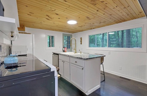 Rockbridge Cabin | The Roosevelt - Hot Tub, Outdoor games & Walk-to Lake