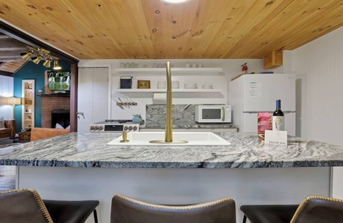 Rockbridge Cabin | The Roosevelt - Hot Tub, Outdoor games & Walk-to Lake