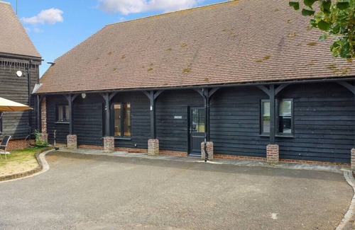 Gravesend House | The Roost Group - Meadow Lodge - Hot Tub