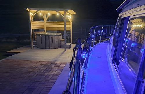 Mawr Boat Rental | The Rose 37ft Lakeside Yacht inc Hot Tub