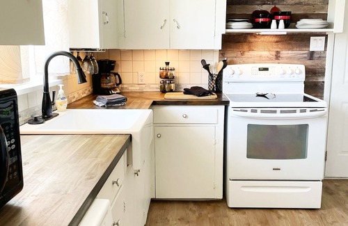 Grand Junction House | The Rustic Retreat! Cute Clean Comfy Ranch House Fire Pit Grill Pet-Friendly