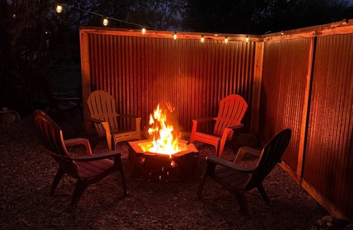 Grand Junction House | The Rustic Retreat! Cute Clean Comfy Ranch House Fire Pit Grill Pet-Friendly
