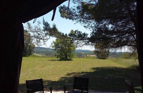 Mazan RV Rental | The safari tent has a kitchen, bathroom and is private on a field of 2500m2.