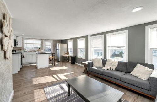 Hampton Apartment | The Salty Oyster - Amazing Deck and Short Walk to beach