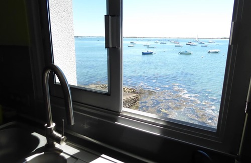 Port-Louis Apartment | The sea at your feet, the tides for clock