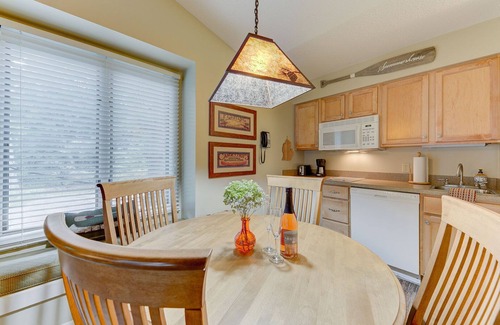 Acme Condo | The Shores Cozy Lakeside Condo Unit 5705