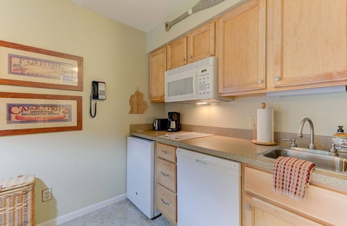 Acme Condo | The Shores Cozy Lakeside Condo Unit 5705