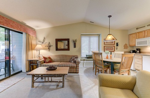 Acme Condo | The Shores Cozy Lakeside Condo Unit 5705