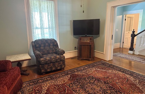 Hartwell House | The Skelton House: spacious 8-bedroom house in charming Downtown Hartwell