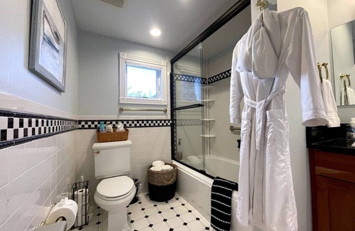 St. Michaels Bed & Breakfast | The Snuggery Inn & Suites Captain`s Quarters
