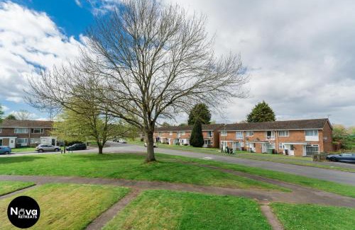 Solihull Apartment | The Solihull Luxe - Free Parking, Workspace & Superfast Wi-Fi near NEC, Airport, JLR, Touchwood & Solihull Hospital