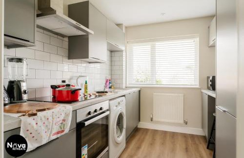 Solihull Apartment | The Solihull Luxe - Free Parking, Workspace & Superfast Wi-Fi near NEC, Airport, JLR, Touchwood & Solihull Hospital