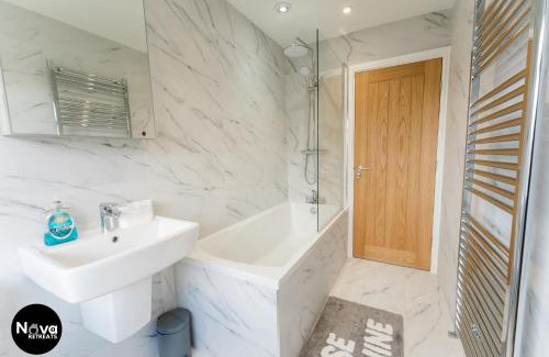 Solihull Apartment | The Solihull Luxe - Free Parking, Workspace & Superfast Wi-Fi near NEC, Airport, JLR, Touchwood & Solihull Hospital