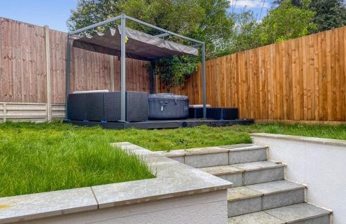 Brunswick Park House | The Spa Nook with Hot Tub, Sauna and Room for 8