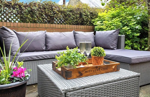 Harrogate Apartment | The Stanley Suite -1 bedroom apt, Harrogate. Free Parking. Garden. Dog Friendly.