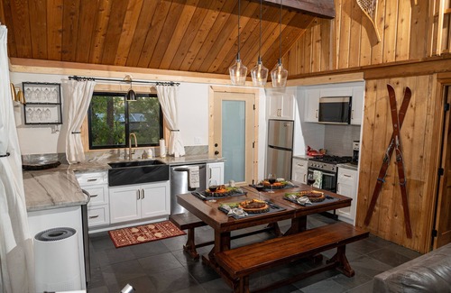 Upper Moonridge Cabin | The Stargazer Chalet-Your Big Bear Experience with Ridgetop and Ski Slope Views!