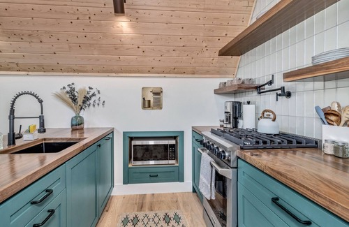 Swannanoa House | The StAy FrAme- BRAND NEW, sauna, hot tub