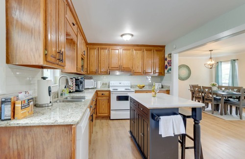 Blue Ridge Cottage | ‘The Sunrise Cottage’ w/Hot Tub, 3 Mi to Downtown