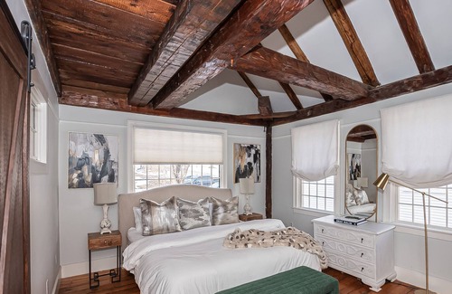 Proctorsville House | The Sunset Inn: Ski Okemo, Walk to Town, 4 Beds/4 Baths