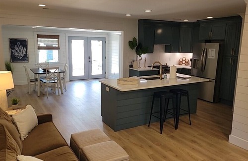 Old Village House | THE SURF SHACK +2.5 BR/3 BA/Old Mt. Pleasant near beaches, EVERYTHING!