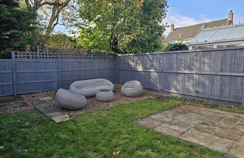 Chapeltown House | The Sweetbriar Cottage 3 Bedroom House in Leeds