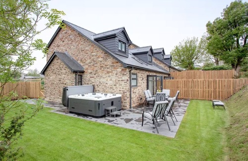 Down Thomas House | The Tawny - Three Bedroom House, Sleeps 6