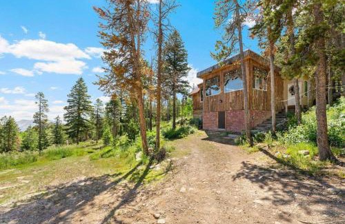 Coal Creek House | The Tyrolean Cabin. Panoramic Views. Hot Tub.