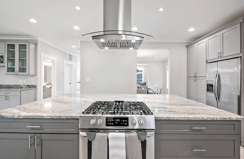Baileys Crossroads House | The Ultimate Luxury | Yard | Jacuzzi | Garage
