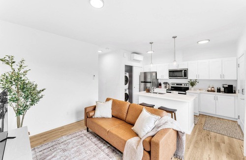 South Tacoma House | The Urban Tac: Luxe 1-Bed, 1-Bath Townhome in Tacoma - brand-new, luxurious