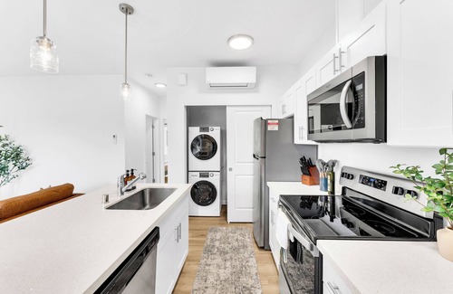 South Tacoma House | The Urban Tac: Luxe 1-Bed, 1-Bath Townhome in Tacoma - brand-new, luxurious