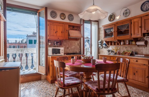 Cannaregio Apartment | The Venetian House with a view of the Cannaregio canal IT027042C2DHCNX36U