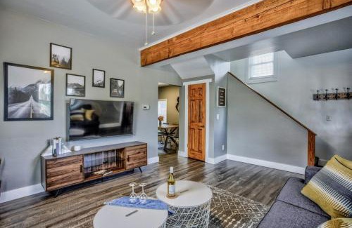 Colorado Springs House | The Vibrant Victorian Hot Tub & Fire Pit in OCC