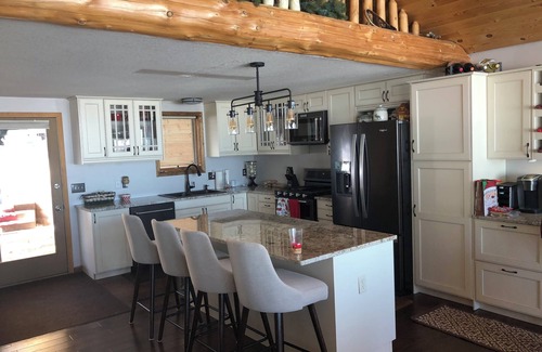 Lake Shore House | “The View on Gull” Spacious 4-bedroom plus loft house with 100’ on Gull Lake