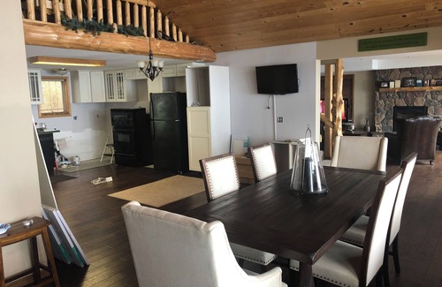 Lake Shore House | “The View on Gull” Spacious 4-bedroom plus loft house with 100’ on Gull Lake