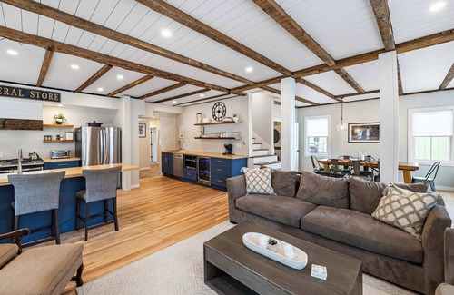 Ludlow House | The Washburn: Renovated 4-BR Home 2-Min to Okemo