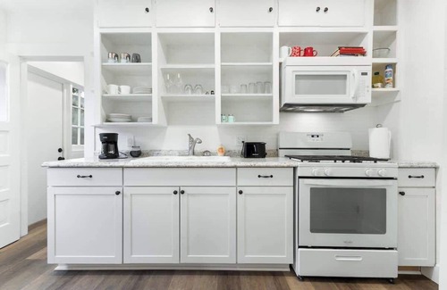 Visalia House | The Watson Suite Near DT Visalia, SNP!