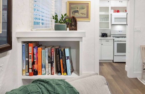 Visalia House | The Watson Suite Near DT Visalia, SNP!