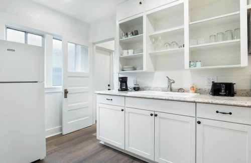 Visalia House | The Watson Suite Near DT Visalia, SNP!