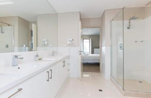 Scarborough Apartment | The White Pearl Apartment Direct Ocean Views Top Floor