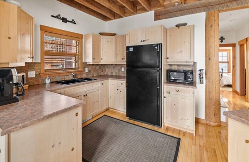 Snow Pine Estates Ski Chalet | The White Room | Priv. Hot Tub & Ski In/Ski Out