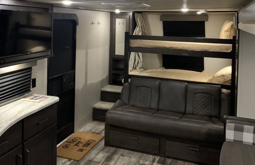 West Oak Hill RV Rental | The Willie RV/Camper