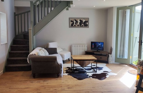 Etchinghill House | The Workshop - sleeps 2+1 guests in 1 bedroom. Set in a stunning AONB in Kent