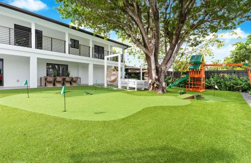 Ludlam House | The World - 9 Bedrooms Heated Pool with Mini Golf, Canal View and Work Area